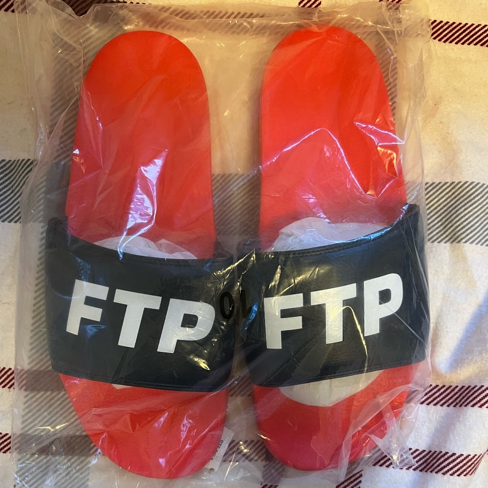 FTP two tone navy/red slides